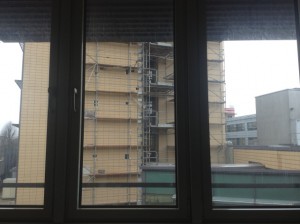 Blick aus meiner Zelle, die Fenster lassen sich nicht öffnen.